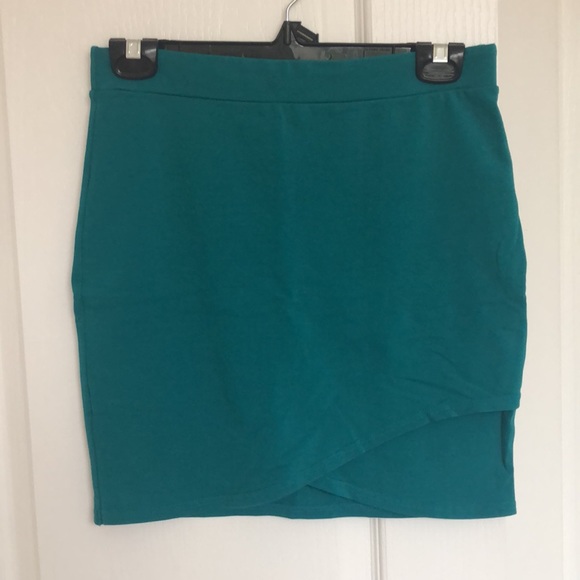 Aritzia Talula teal coloured, stretchy, snug mini skirt - Picture 2 of 5